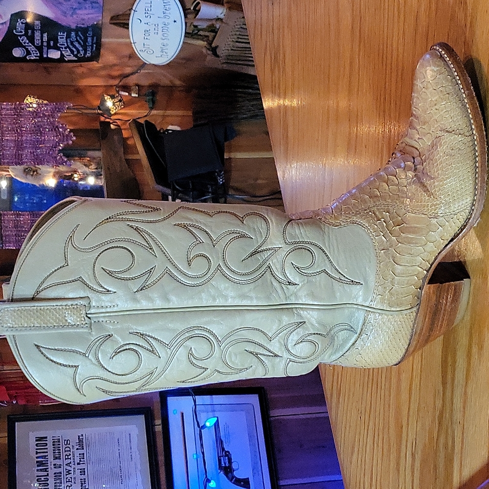 Ladies cowboy boots